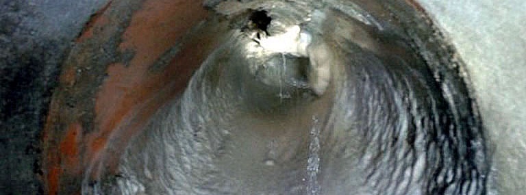 Bild Sinterablagerungen in einem Drainagerohr