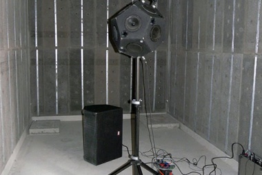 Bild Innenraum des Schallprüfstandes mit Absorberelementen und Schallquelle
