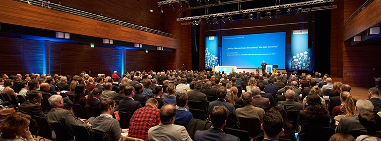 Bild Zuschauer und Podium 7. Erneuerbare Energien- und Klimakonferenz in Weimar