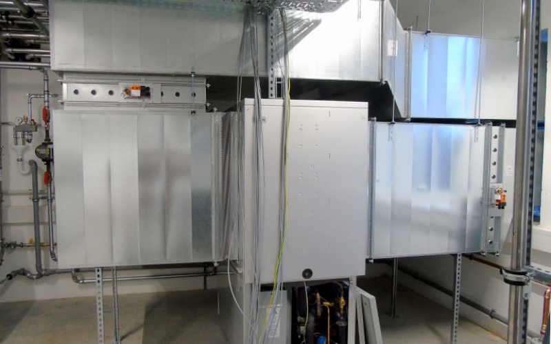 Luft/Wasser-Wärmepumpe zur Nutzung der Abwärme aus den Brennöfen und Klimaschränken