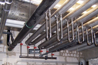 Bild Gebäudesegment-Wärmetauscher: Eingebaute GSWT-Anlage in der Abwasserleitung der Filterrückspülanlage im Freizeitbad „GalaxSea“