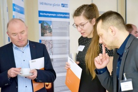 Fragen beantwortet Daniela Hesky am Ausstellungsstand des IAB Weimar Bild Ausstellungsstand auf dem IAB-Baustoff-FORUM mit Daniela Hesky