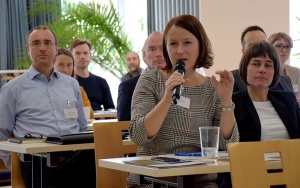 Fachlicher Dialog mit reger Beteiligung beim IAB-Baustoff-FORUM 2020 in Weimar Bild Fachlicher Dialog mit Tagungsteilnehmerin beim IAB-Baustoff-FORUM 2020 in Weimar