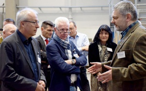 IAB-Mitarbeiter Steffen Liebezeit stellt Teilnehmern das Recycling-Technikum vor Bild IAB-Mitarbeiter Steffen Liebezeit stellt Teilnehmern das Recycling-Technikum vor