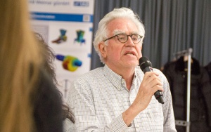 IAB-Baustoff-FORUM 2020 in Weimar mit interessiertem Fachpublikum Bild Interessierter Tagungsteilnehmer beim IAB-Baustoff-FORUM 2020 in Weimar