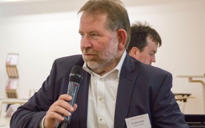 Institutsdirektor Dr. Ulrich Palzer moderierte und regte zum Dialog an Bild Dr. Ulrich Palzer – Institutsdirektor des IAB Weimar