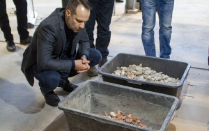 Tagungsteilnehmer prüft Ergebnis der Sortieranlage im IAB-Recycling-Technikum Bild Tagungsteilnehmer prüft Ergebnis der Sortieranlage im IAB-Recycling-Technikum