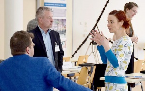 Katja Stanelle (Fachbereich Keramische Roh- und Werkstoffe) im Dialog auf dem IAB-Baustoff-FORUM 2020 Bild Katja Stanelle im Dialog auf dem IAB-Baustoff-FORUM 2020