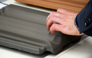 Dachziegel am Ausstellungstand des IAB Weimar auf dem IAB-Baustoff-FORUM 2020 Bild Dachziegel am Ausstellungstand des IAB Weimar