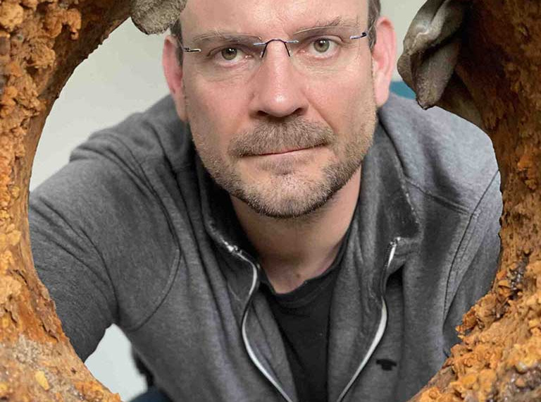 Bild Fachbereichsleiter Jan Glowig mit Rohrprobe im Rohrlabor des IAB