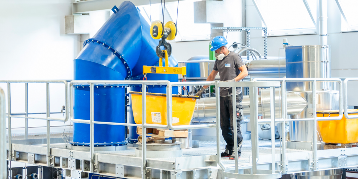 Bild Technischer Mitarbeiter bedient eine Anlage in einer Versuchshalle für Baustoffrecycling am IAB