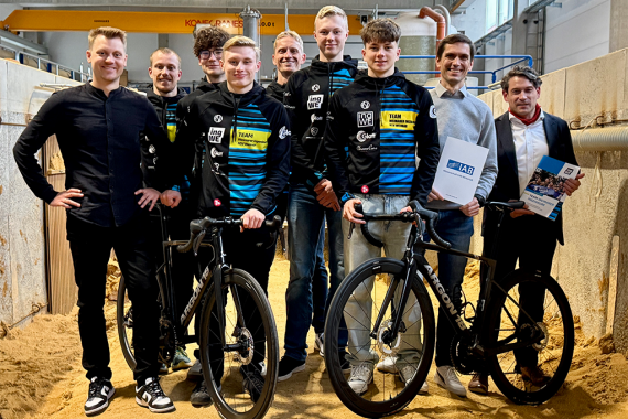 Bild Gruppenfoto des Triathlon teams Weimarer Ingenieure mit IAB-Institutsdirektor Robert Fetter