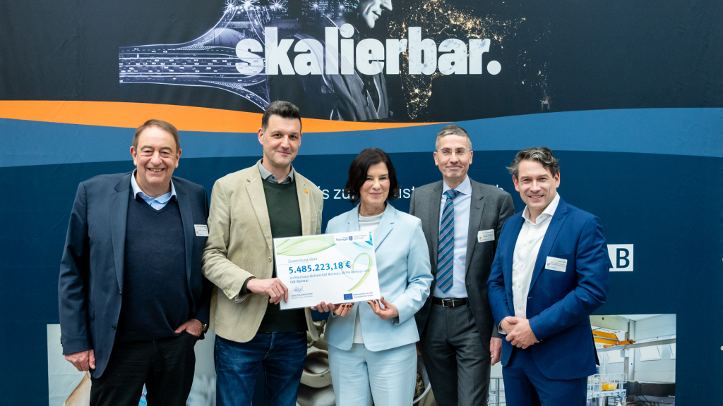 Bild Banner Innovationszentrum Bau Weimar mit Bündnispartnern davor